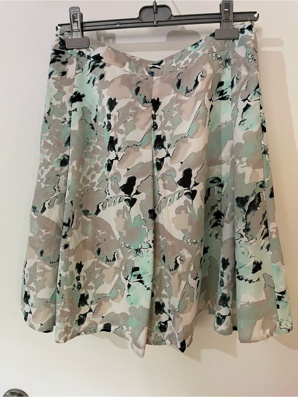 Ricki’s Light Mint and Gray Floral A-Line Skirt Size 6